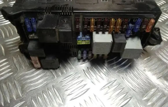 Mercedes-Benz E W211 Fuse module 2115457701 211545770102