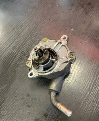 Mercedes-Benz C W203 Vacuum pump 6112300065