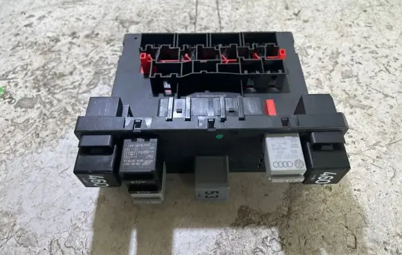 Volkswagen PASSAT B6 Fuse box set 3C0937049E F005V00526 01656186