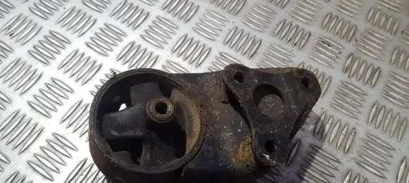 Nissan Primera Engine mount bracket