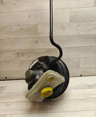 Volkswagen PASSAT B5.5 Brake booster 8E0612105J