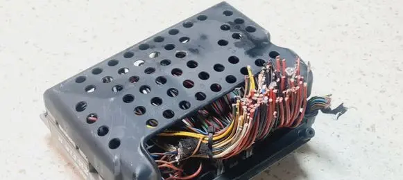 Opel Zafira A Fuse module 90589965