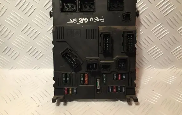 Peugeot 206 Fuse module S118085310 9646777280