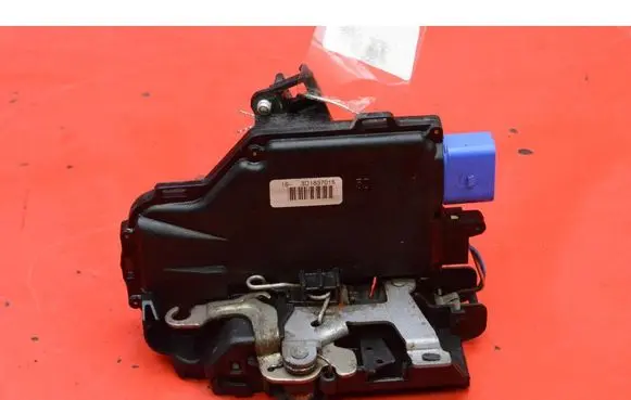 Volkswagen Touran I Front door lock 3D1837016