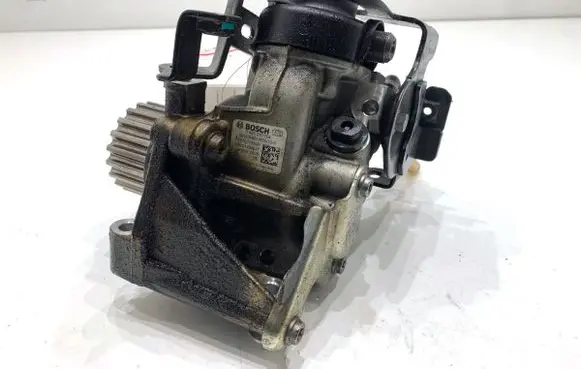 Renault Clio IV Fuel injection high pressure pump 0445010704