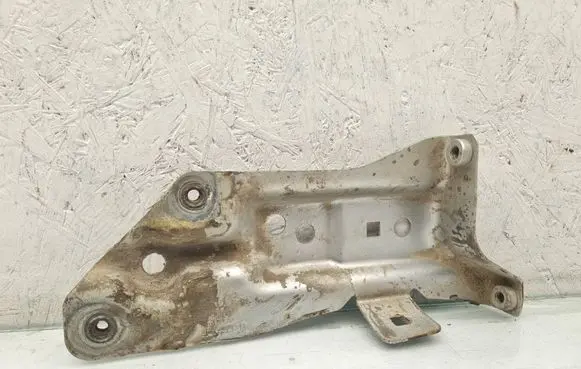 Audi A3 S3 8P Fender mounting bracket 8P0821136