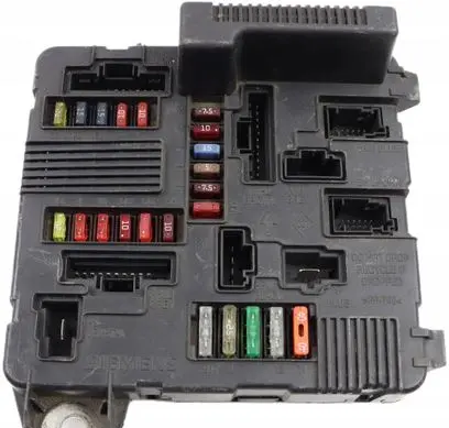 Renault Megane II Fuse module 8200306033C S118399300L