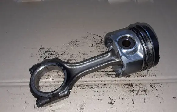 Toyota Avensis T250 Piston with connecting rod 86L78