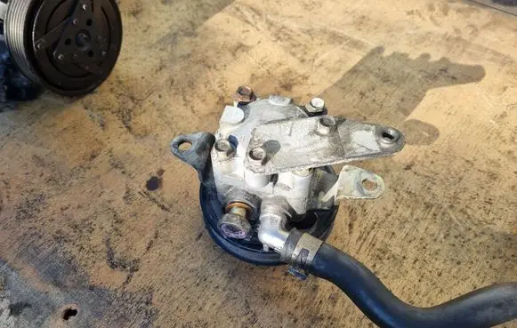 Nissan X-Trail T30 Power steering pump 8H305
