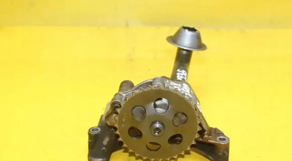 Volkswagen Golf V Oil pump 06A115105B
