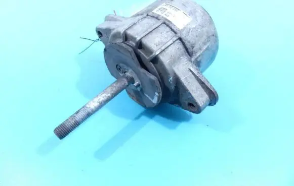 Engine mount vacuum valve