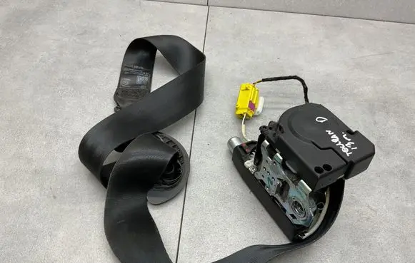 Volkswagen Touran II Front seatbelt