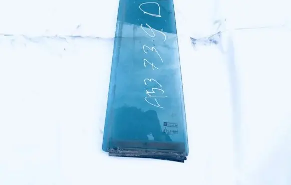 Opel Zafira B Rear vent window glass 