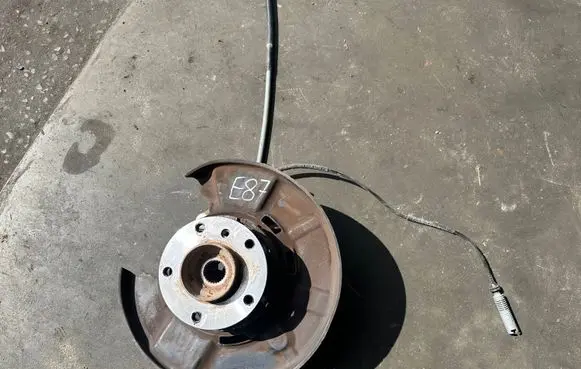 BMW 1 E81 E87 Rear wheel hub spindle/knuckle 6764368 6762858