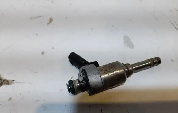 Volkswagen PASSAT CC Fuel injector 06H906036P