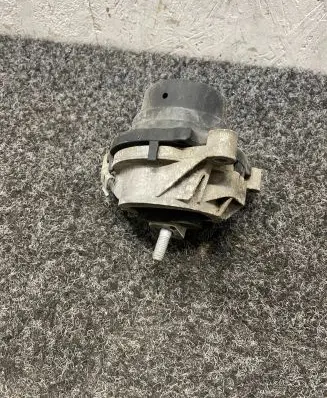 BMW 4 F32 F33 Engine mount bracket 6785713