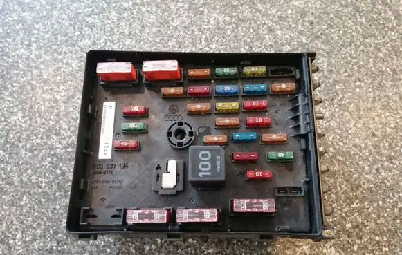 Volkswagen PASSAT B6 Fuse module 3C0937125