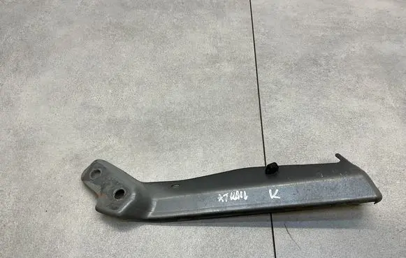 Nissan X-Trail T32 Fender mounting bracket 