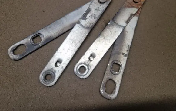 Mitsubishi L200 Tailgate hinge 