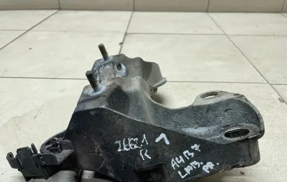 Audi A4 S4 B7 8E 8H Engine mounting bracket 8E0199352N