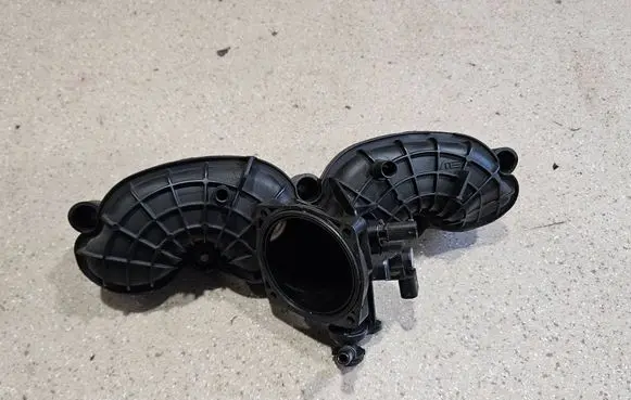 Mercedes-Benz CLA C117 X117 W117 Intake manifold A1330900537
