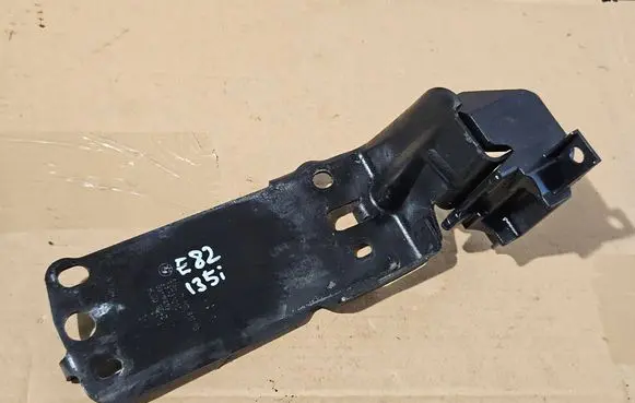 BMW 1 E82 E88 Radiator mount bracket 7117811 2378101C