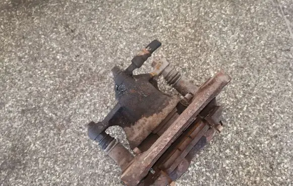 Toyota Avalon XX20 Rear brake caliper