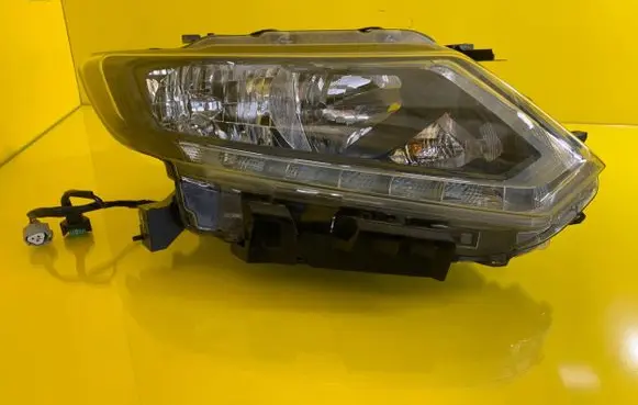 Nissan X-Trail T32 Headlight/headlamp 89005900