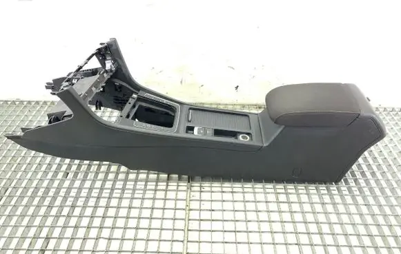 Volkswagen Golf VII Center console 