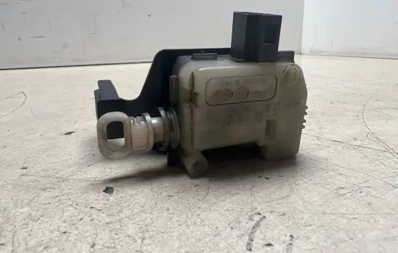 Skoda Octavia Mk2 (1Z) Central locking motor 1M0959781A 8K5862159C