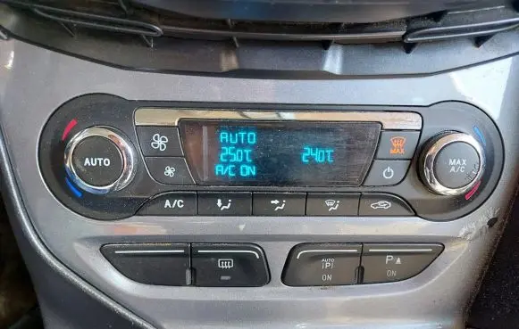 Ford Focus Climate control/heater control trim BM5T18C612CL