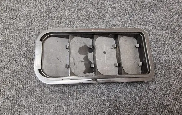 Quarter panel pressure vent