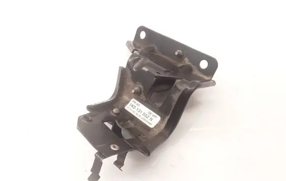 Volkswagen PASSAT B7 Other engine bay part 1K0131552N