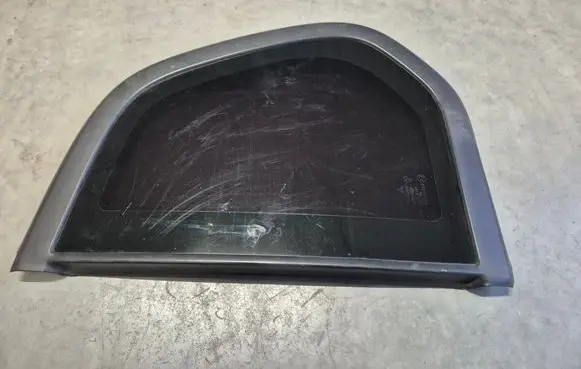 Mitsubishi L200 Rear side window