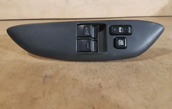 Toyota Yaris Electric window control switch