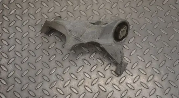 Engine mounting bracket