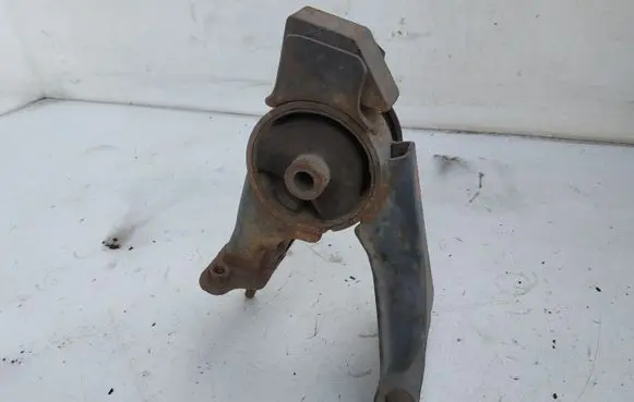 Toyota Avensis T250 Engine mount bracket