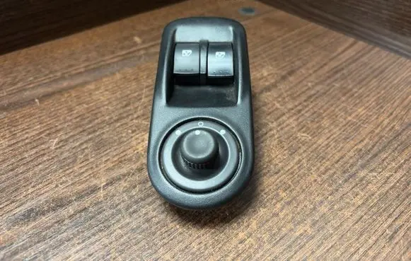 Renault Master II Electric window control switch 8200206602 33385X