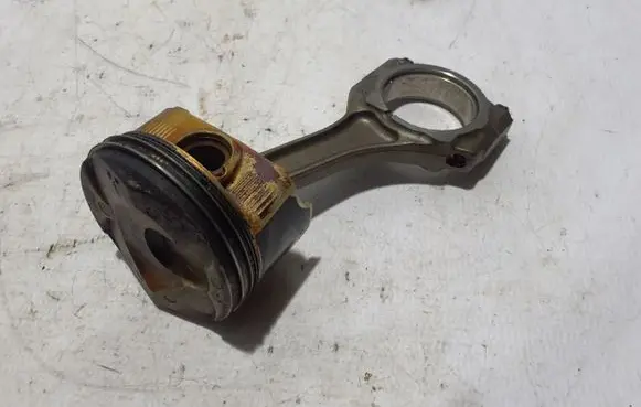 Subaru Forester SK Piston with connecting rod 12018AC050