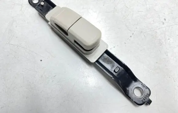 Nissan Note (E12) Seat belt adjustment rail 