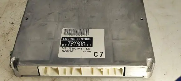 Toyota Avensis T250 Engine control unit/module 8966105C71 1758009411 MB1758009411