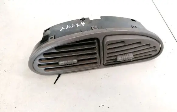 Chrysler Town & Country III Dash center air vent grill
