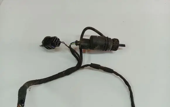 Volkswagen PASSAT B6 Windscreen/windshield washer pump 