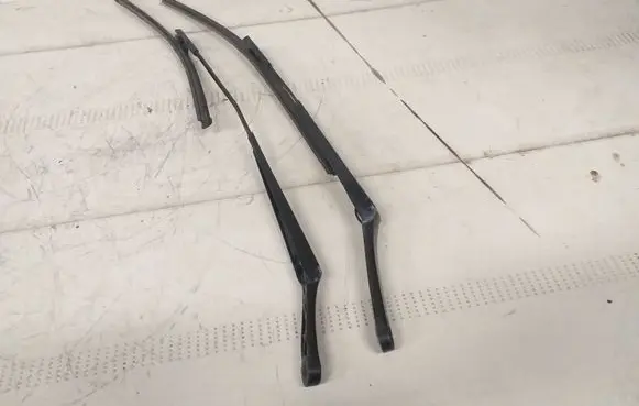 Skoda Octavia Mk2 (1Z) Front wiper blade arm 74560