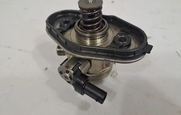 BMW 2 F22 F23 Mechanical fuel pump 7642466 8621084