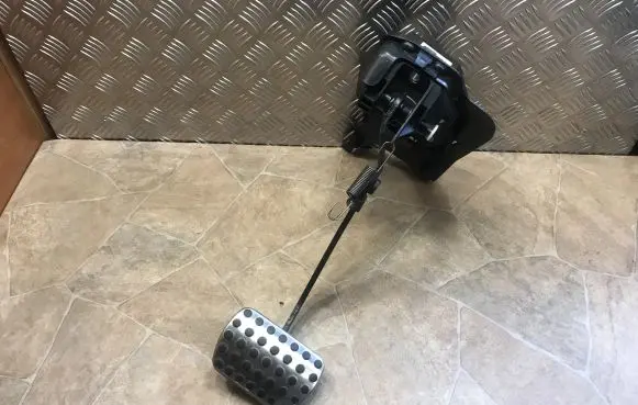 Mercedes-Benz SLK R171 Brake pedal A1712901101