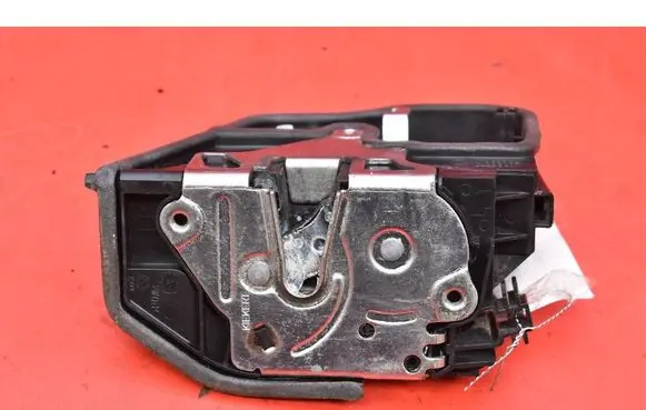BMW X3 E83 Front door lock 7202143