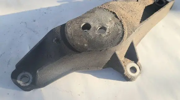 BMW 5 E39 Engine mounting bracket