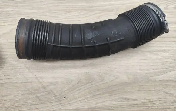 Volvo XC70 Air intake hose/pipe 6898050
