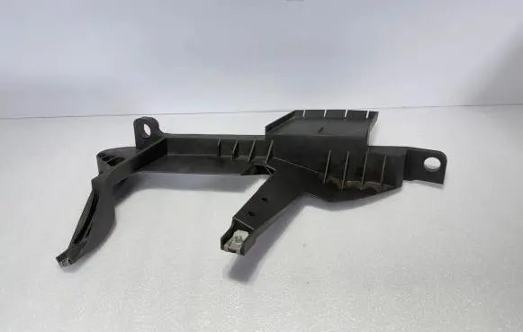 Headlight/headlamp mounting bracket